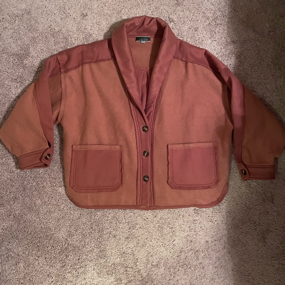 From “Shop These Three” boutique. Minimally worn. Size M oversized.